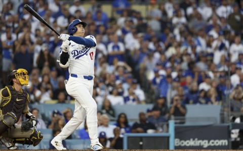 El bateador designado de los Dodgers de Los Ángeles, Shohei Ohtani, anota un jonrón contra los Padres de San Diego durante el primer juego de la NLDS para los Playoffs de la MLB de 2024 en el Dodger Stadium.