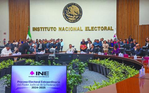 El INE realizÛ la ceremonia cÌvica de Honores a la bandera en la explanada  del INE debido al inicio del Proceso Electoral Extraordinario del Poder Judicial de la FederaciÛn 2024-2025 terminando la ceremonia se dio inicio a la sesiÛn.  Foto Rosario Servin