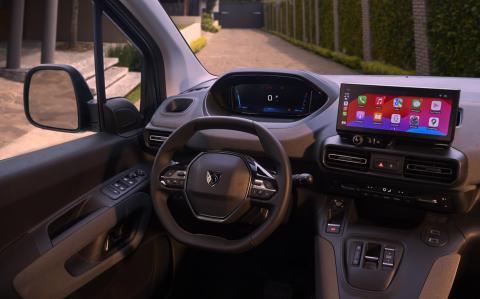 Con la pantalla central se puede acceder a Apple CarPlay y Android Auto, además que en la versión Allure Pack se suman paletas de cambio y el selector de velocidades “e-Toggle”.