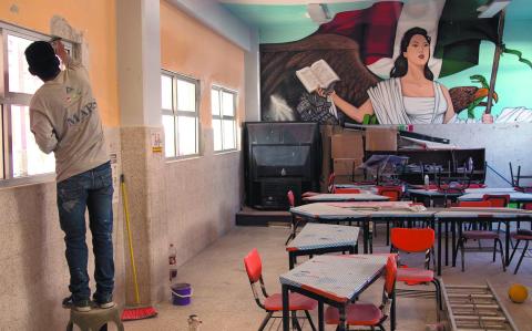 CIUDAD DE M…XICO, 25MAYO2021.- En la alcaldÌa Xochimilco se est·n llevando a cabo jornadas de limpieza en las escuelas de educaciÛn b·sica, con miras al regreso a clases presenciales el prÛximo 7 de junio. Personal de la alcaldÌa limpiaron pasillos, ventanas, ·reas comunes, y cortaron vegetaciÛn, esto tras un aÒo de que los centros educativos permanecieron cerrados debido a la pandemia de Covid-19. Hoy por la maÒana en la Escuela Primara "Anacleto B·rcenas Rojas" con pistolas de aguas se lavaron techos, muros, ventanas, patios, adem·s de recoger la basura de los patios. TambiÈn se llevaron acabo remozamiento de pintura y yeso en algunas aulas. Autoridades educativas informaron que esperan que la prÛxima semana se lleven a cabo las jornadas de limpieza en los salones de clases. 
FOTO: MOIS…S PABLO/CUARTOSCURO.COM