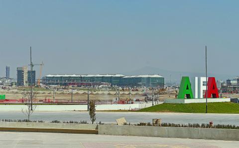 ZUMPANGO, ESTADO DE M…XICO, 02FEBRERO2022.- Los avances de las obras del Aeropuerto Internacional FÈlipe ¡ngeles (AIFA) se encuentran en un 87 por ciento aproximadamente a 48 dÌas de ser inaugurado. Dentro de las obras se encuentran la terminal intermodal de transporte terrestre; terminal de pasajeros y pistas de aterrizaje. 
FOTO: MARIO JASSO/CUARTOSCURO.COM