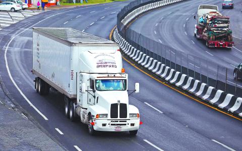 CARRETERA MEXICO TOLUCA CAMIONES TRAILERS . FOTO : HUGO SALAZAR / EL ECONOMISTA .