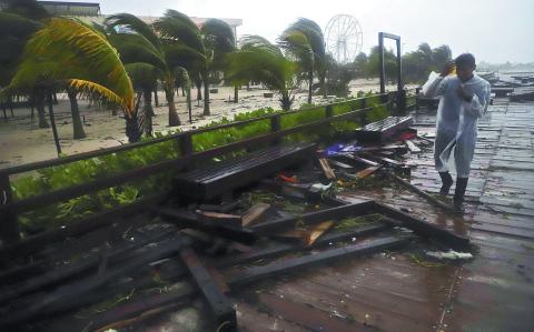 PROGRESO, YUCATÁN, 08OCTUBRE 2024.- El huracán Milton ocasionó estragos en el municipio y puerto de Progreso tras su paso. Cerca de la media noche el Huracán disminuyó su categoría a 4 en la escala Saffir-Simpson y se dejo sentir al noroeste de Yucatán, actualmente se encuentra rumbo a Miami. FOTO: MARTÍN ZETINA/CUARTOSCURO.COM