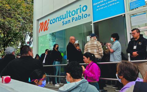 CIUDAD DE M…XICO, 20DICIEMBRE2023.- Personas realizaron fila en un consultorio de la Farmacia San Pablo para la aplicaciÛn de la vacuna Covid-19 que a partir de hoy comenzÛ su venta en dichos establecimientos. Las otras tres cadenas que podr·n venderlas son Benavides, Guadalajara y Del Ahorro. 

FOTO: GALO CA—AS/CUARTOSCURO.COM