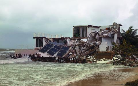 CHUBURNA PUERTO, YUCATÁN 10OCTUBRE2024. Aspectos de una vivienda destruida trás el paso del Huracán Miltón por la costa yucateca.  
FOTO MARTÍN ZETINA/CUARTOSCURO.COM