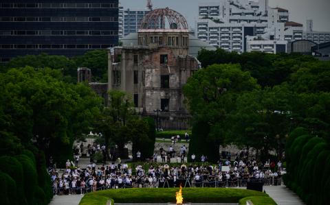 Personas se reúnen frente a las ruinas del Centro de Promoción Industrial de la Prefectura de Hiroshima, ahora conocido comúnmente como la cúpula de la bomba atómica, durante el servicio conmemorativo del 75 aniversario de las víctimas de la bomba atómica en el Parque Memorial de la Paz en Hiroshima.