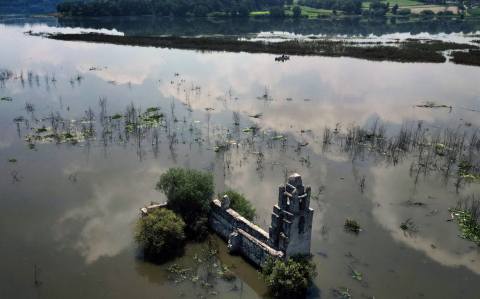 Esta vista muestra los restos de la iglesia de San Francisco -un pueblo que desapareció después de la construcción de la Presa Endho en 1952- en Tepetitlán, estado de Hidalgo, México el 5 de agosto de 2024.