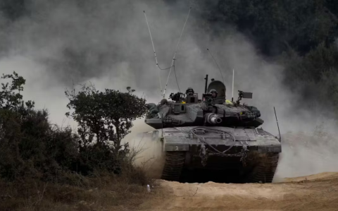 Un tanque israelí se prepara para cruzar el sur del Líbano, 1 de octubre de 2024.