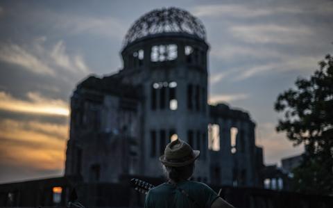 Las ruinas del Centro de Promoción Industrial de la Prefectura de Hiroshima, ahora conocido comúnmente como la cúpula de la bomba atómica.