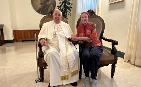 El Papa Francisco posa para una foto con la hermana Jeannine Gramick durante su reunión con católicos transgénero y simpatizantes en el Vaticano, Italia.