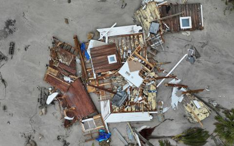 La vista de un dron muestra una casa de playa destruida después de que el huracán Milton tocara tierra en Manasota Key, Florida.