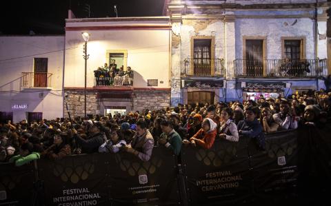 Público en la Alhóndiga de Granitas, esperando el espectáculo.