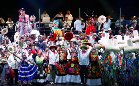 Bailarines de Oaxaca en el escenario del FIC.