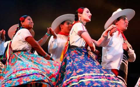 Bailarines en el escenario del FIC.