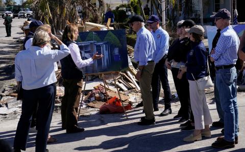 El presidente de Estados Unidos, Joe Biden, se reúne con funcionarios para una sesión informativa operativa mientras visita áreas dañadas por las tormentas tras los huracanes Milton y Helene, en St. Pete Beach, Florida.