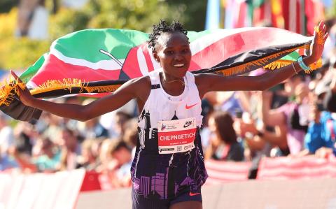 Ruth Chepngetich de Kenia celebra después de cruzar la línea de meta para ganar la división femenina profesional del Maratón de Chicago 2024 y establecer un nuevo récord mundial con un tiempo de 2:09:56 en Grant Park el 13 de octubre de 2024 en Chicago, Illinois.