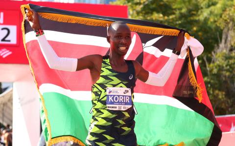 John Korir de Kenia celebra después de ganar la división masculina profesional del Maratón de Chicago.