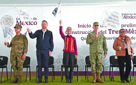 SANTIAGO DE QUERÉTARO, QUERÉTARO, 13OCTUBRE2024.- Raymundo Pedro Morales Ángeles, secretario de Marina; Mauricio Kuri González, gobernador de Querétaro; Claudia Sheinbaum, Presidenta de México; Ricardo Trevilla Trejo, Secretario de la Defensa Nacional; y Rosa Icela Rodríguez, secretaria de Gobernación, dieron el banderazo de inicio de obras de la construcción del Tren México-Querétaro. FOTO: PRESIDENCIA DE LA REPÚBLICA/CUARTOSCURO.COM