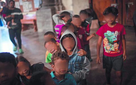 CIUDAD DE M…XICO, 27JUNIO2024.- NiÒos migrantes, en su mayorÌa venezolanos, desayunan al interior de la Iglesia de la Soledad. Tres dÌas a la semana, la organizaciÛn "Saciando al Pobre", que lleva como director al sacerdote de la iglesia, se encarga de preparar y repartir alimentos para los niÒos y adultos en situaciÛn migratoria que esperan acampando en el Parque de la Soledad, a que llegue su cita de solicitud de refugio en Estados Unidos, la cual solicitan a travÈs de la aplicaciÛn "CBP One".

FOTO: PEDRO ANZA /CUARTOSCURO.COM