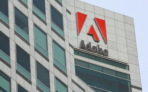 El logotipo de Adobe se muestra en el lateral de la sede de Adobe Systems  en San José, California.