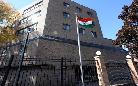 Una bandera india ondea al viento en la Alta Comisión de la India el 3 de octubre de 2023 en Ottawa, Canadá