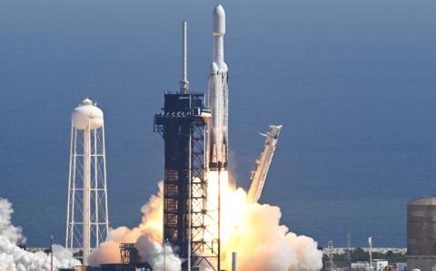 Un cohete SpaceX Falcon Heavy con la nave espacial Europa Clipper a bordo se lanza desde Complejo de Lanzamiento 39A en el Centro Espacial Kennedy de la NASA en Cabo Cañaveral el 14 de octubre de 2024.