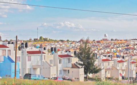 A unas semanas de haber iniciado su gobierno, la presidenta Claudia Sheinbaum Pardo presentó los detalles de la política que marcará el rumbo habitacional del país durante su sexenio, con un objetivo clave, que es el de brindar vivienda de bajo costo a las personas que más lo necesiten.

Para más información del tema, visita: https://www.eleconomista.com.mx/econohabitat/vivienda-costo-estara-dividida-politica-habitacional-claudia-sheinbaum-20241014-729991.html

¡Síguenos en nuestras redes sociales para mantenerte informado!

Twitter: https://twitter.com/eleconomista 
Facebook: https://www.facebook.com/ElEconomista.mx
Instagram: https://www.instagram.com/eleconomistamx
LinkedIn: https://www.linkedin.com/company/el-economista/

#ElEconomista #EETV