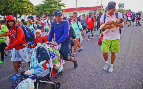 TAPACHULA, CHIAPAS, 13OCTUBRE2024.- Un aproximado de 600 migrantes de diferentes nacionalidades partió de Tapachula rumbo a la Ciudad de México, muchos de ellos con el objetivo de llegar a los Estados Unidos. Las personas la nombraron a esta procesión “Camino de Dios”, y señalaron: Pedimos que el gobierno nos ayude a seguir avanzando y pidieron que las autoridades de migración no les robe su dinero. FOTO: DAMIÁN SÁNCHEZ/CUARTOSCURO.COM