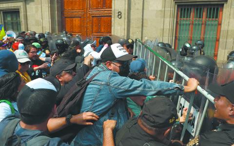 CIUDAD DE MÉXICO, 15OCTUBRE2024.- Trabajadores del Poder Judicial forcejean con los elementos de la policía que buscaban evitar el paso de los manifestantes. FOTO: DANIEL AUGUSTO/ CUARTOSCURO.COM