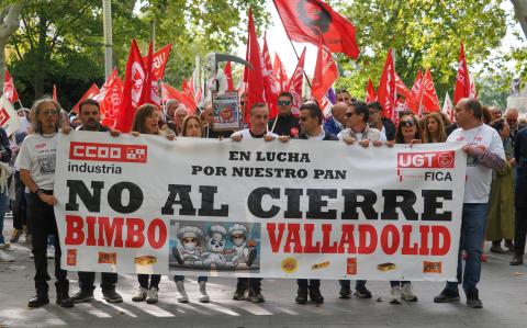 Varias personas durante una manifestación en defensa de la fábrica de Bimbo en Valladolid.