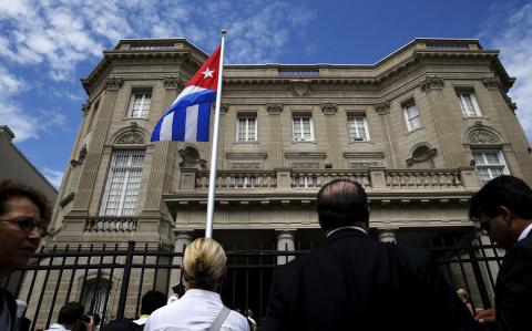 La bandera cubana ondea en la Embajada de Cuba en Washington