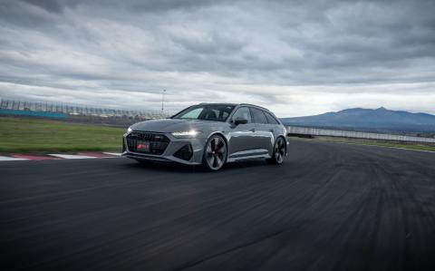 El sistema Audi Drive Select tiene seis perfiles: Efficiency, Comfort, Auto, Dynamic, RS1 y RS2. El modo de marcha por inercia funciona hasta los 160 km/h.