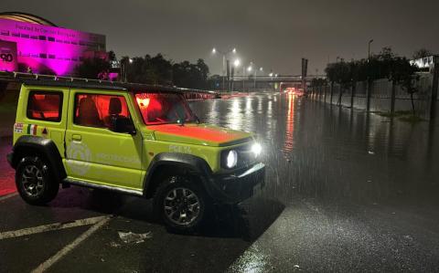 Personal de Protección Civil de Monterrey resguarda zonas afectadas por las fuertes lluvias.