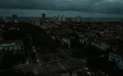 Vista general de La Habana, capital de Cuba, durante un apagón nacional provocado por una falla en la red eléctrica.