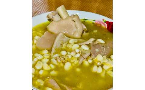 El pozole es un caldo tradicional mexicano hecho a base de granos de maíz nixtamalizados o maíz tierno al que se agregan carne, verduras, condimentos y chiles que pueden ser rojos o verdes.