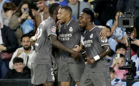 Kylian Mbappé del Real Madrid celebra su primer gol con Fran García, Antonio Rudiger y Vinicius Junior.