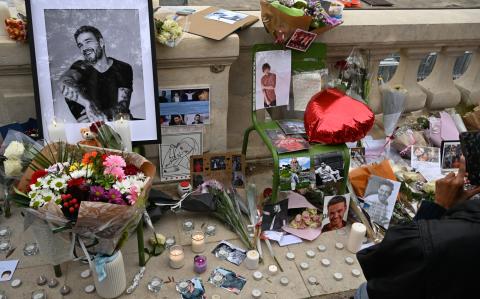 Esta fotografía muestra velas e imágenes del fallecido cantante británico Liam Payne mientras sus fans se reúnen para rendir homenaje al exmiembro de la banda de pop británica One Direction, en el Jardín de las Tullerías de París.