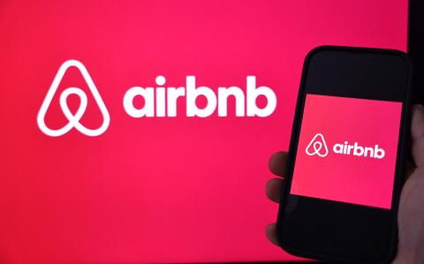 Logo de la plataforma digital Airbnb.