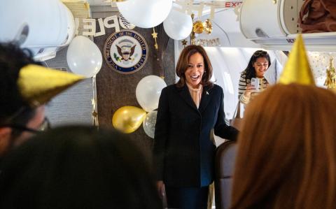 La vicepresidenta de EU y candidata presidencial demócrata Kamala Harris, recibió una sorpresa por parte de su equipo, el cual decoró el Air Force Two con globos, una tarjeta y un pastel de chocolate alemán por su cumpleaños 60.