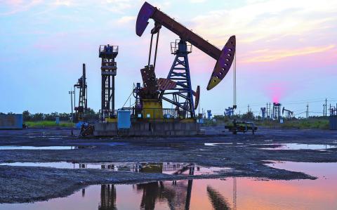 Oil field, In the evening of oilfield derrick