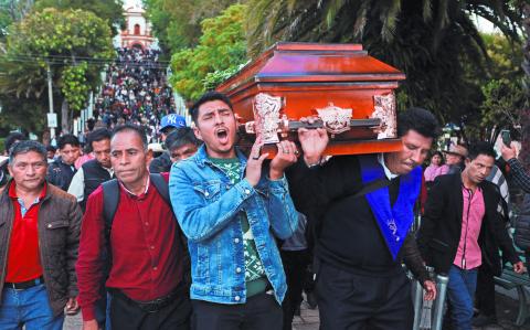 People carry the coffin with the body of priest Marcelo Perez, who was killed on Sunday after officiating a mass, in San Cristobal de las Casas in the southern state of Chiapas, Mexico, October 20, 2024. REUTERS/Gabriela Sanabria     TPX IMAGES OF THE DAY