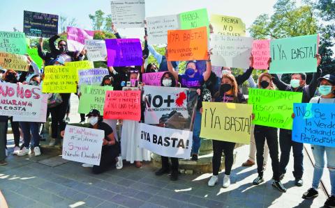 OAXACA, OAXACA, 18FEBRERO2022.- Periodistas oaxaqueÒos marcharon a la Alameda de LeÛn, en la capital del estado, para exigir un alto a las agresiones contra periodistas y justicia por los asesinatos, el caso m·s reciente el de Heber LÛpez el pasado 10 de febrero en Salina Cruz, Oaxaca. Los comunicadores marcharon en silencio y culminaron su manifestaciÛn con un mitin frente a la catedral oaxaqueÒa, donde colocaron un ata˙d con la fotografÌa de Heber LÛpez- 

FOTO: CAROLINA JIM…NEZ/CUARTOSCURO.COM