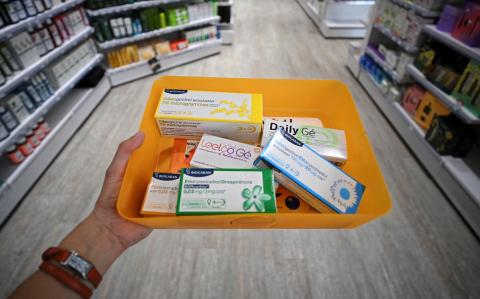 Diferentes cajas de pastillas anticonceptivas en una farmacia.