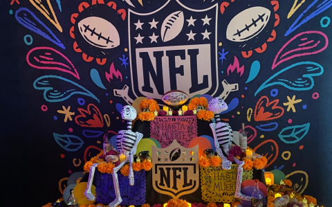 Aficionados de la NFL participaron en una dinámica especial por el Día de Muertos.