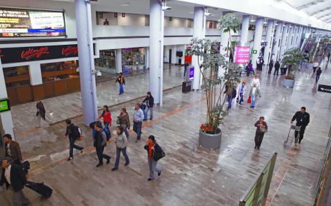 MEXDFENERO2011
ASPECTOS DE MOSTRADORES Y AMBULATORIO DEL AEROPUERTO INTERNACIONAL DE LA CIUDAD DE MEXICO BENITO JUAREZ.
FOTO: GERMAN ESPINOSA