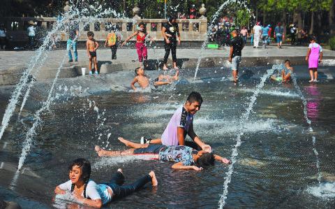 Las olas de calor también ofrecen una presión adicional a los sistemas de salud.