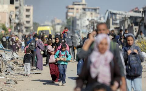 Palestinos desplazados huyen de la zona norte de Gaza en medio de una operación militar israelí.