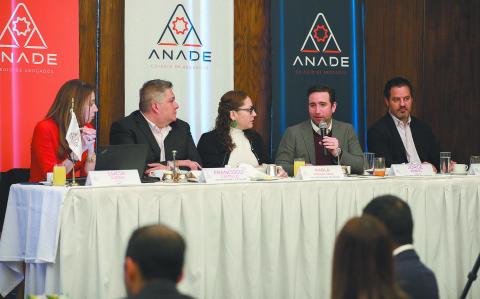 LUCIA OJEDA, FRANCISCO CASTILLO, JORGE KARGL Y CARLOS MENA LABARTHE DURANTE LA SESION ACADEMICA DE ANADE . FOTO : HUGO SALAZAR / EL ECONOMISTA