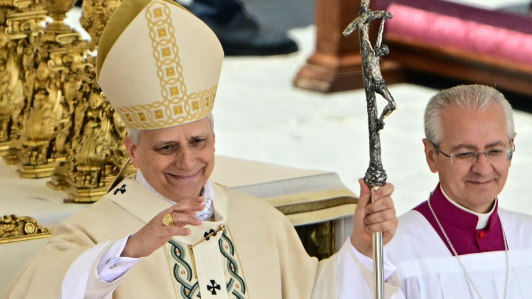El Papa León XIV, con su anillo de pescador, saluda al final de una misa.