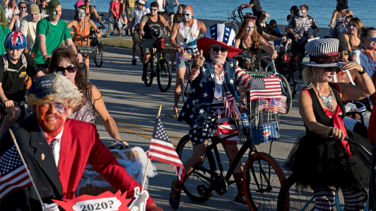 The Zombie Ride en Florida, en Estados Unidos, es el evento donde más de 6,500 personas amantes de la diversión, el ciclismo, los disfraces y el rock and roll participan a lo largo de más de cuatro millas para terminar con el ZombiFest. 